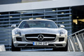 Mercedes SLS AMG rouge face avant 3