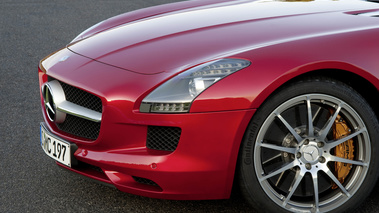 Mercedes SLS AMG rouge jante