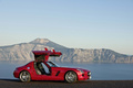 Mercedes SLS AMG rouge profil portes ouvertes