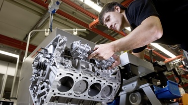 Mercedes SLS - proto camouflé - moteur à l'usine