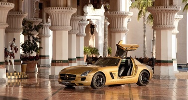 SLS AMG Gold - 3/4 avant gauche, portes ouvertes, dans un palais