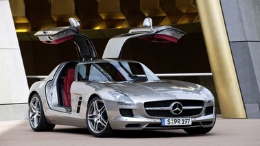 SLS AMG - grise - 3/4 avant droit, portes ouvertes