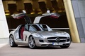 SLS AMG - grise - 3/4 avant droit, portes ouvertes