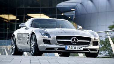 SLS AMG - grise - 3/4 avant droit