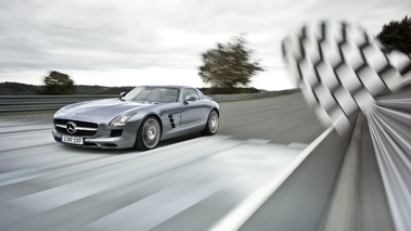 SLS AMG - grise - dynamique