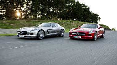 SLS AMG - rouge et grise - faces avant, dynamique