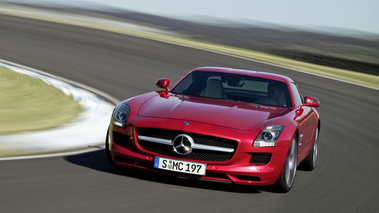 SLS AMG - rouge - face avant, dynamique