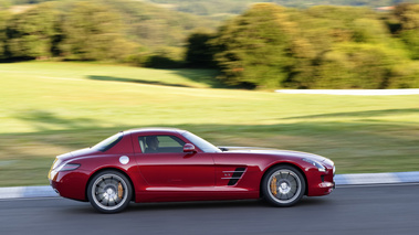 SLS AMG - rouge - profil, dynamique