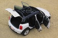 Mini Cooper S Countryman blanc 3/4 arrière droit portes ouvertes vue de haut penché 2