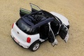 Mini Cooper S Countryman blanc 3/4 arrière droit portes ouvertes vue de haut penché