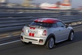 Mini Coupé JCW gris/rouge 3/4 arrière droit travelling 3