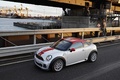 Mini Coupé JCW gris/rouge 3/4 avant gauche vue de haut