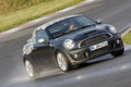 Mini Coupé John Cooper Works - gris - camouflé, 3/4 avant droit, dynamique