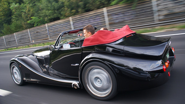 Morgan Aero 8 noir autoroute 3/4 arrière gauche travelling penché