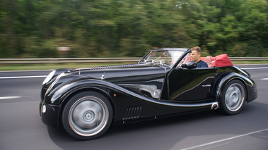 Morgan Aero 8 noir autoroute 3/4 avant gauche travelling 3