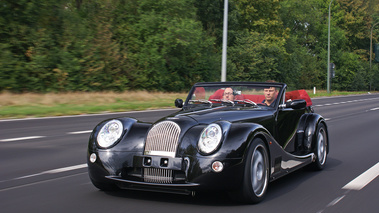 Morgan Aero 8 noir autoroute 3/4 avant gauche travelling