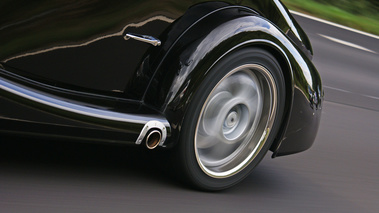 Morgan Aero 8 noir autoroute échappement travelling