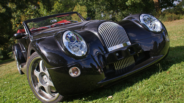 Morgan Aero 8 noir jardin face avant penché