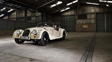 Morgan Roadster Sports Crème Hangar 2