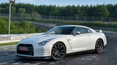 Nissan GT-R 2011 - 3/4 avant gauche