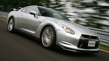 Nissan GT-R 3/4 AV