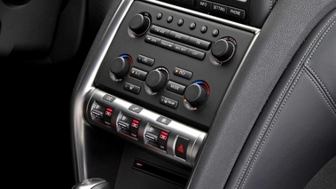 Nissan GTR anthracite console centrale debout