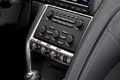 Nissan GTR anthracite console centrale debout