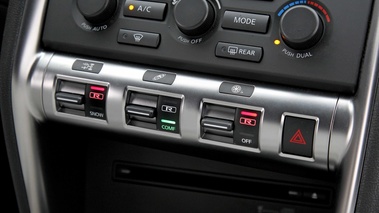 Nissan GTR anthracite console centrale