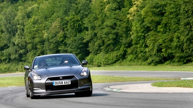 Nissan GTR anthracite face avant penché