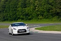 Nissan GTR blanc 3/4 avant droit penché