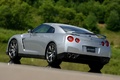 Nissan GTR gris 3/4 arrière gauche penché