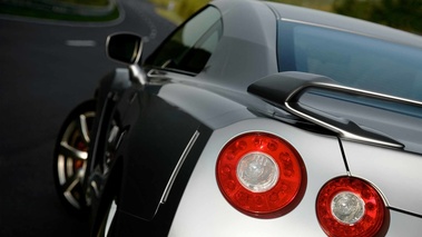 Nissan GTR gris feux arrières 2