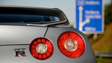 Nissan GTR gris feux arrières