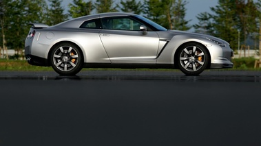 Nissan GTR gris profil 2