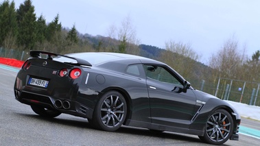 Nissan GTR noir 3/4 arrière droit penché