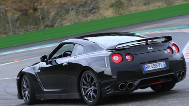 Nissan GTR noir 3/4 arrière gauche penché 3