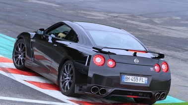Nissan GTR noir 3/4 arrière gauche penché vue de haut