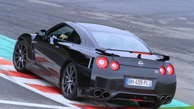 Nissan GTR noir 3/4 arrière gauche penché vue de haut