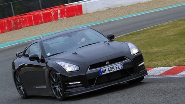 Nissan GTR noir 3/4 avant droit filé penché