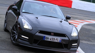 Nissan GTR noir 3/4 avant droit penché 3