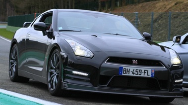 Nissan GTR noir 3/4 avant droit penché