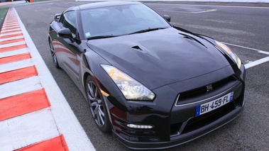 Nissan GTR noir 3/4 avant droit 