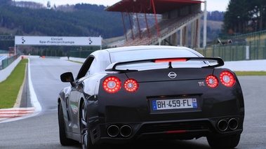 Nissan GTR noir face arrière