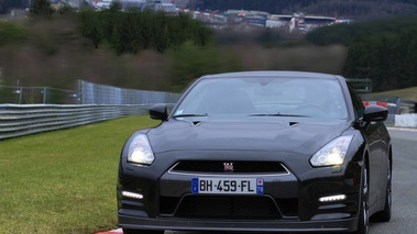 Nissan GTR noir face avant 2