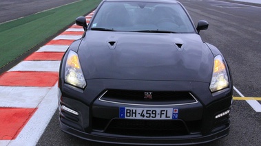 Nissan GTR noir face avant 3