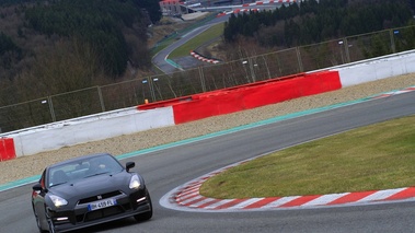 Nissan GTR noir face avant penché