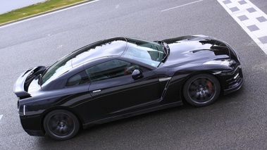 Nissan GTR noir filé vue de haut penché