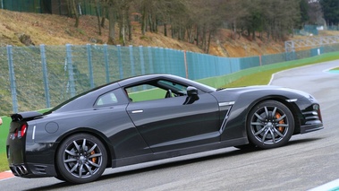 Nissan GTR noir profil penché