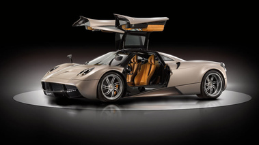 Pagani Huayra gris 3/4 avant gauche portes ouvertes