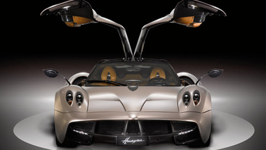 Pagani Huayra gris face avant portes ouvertes